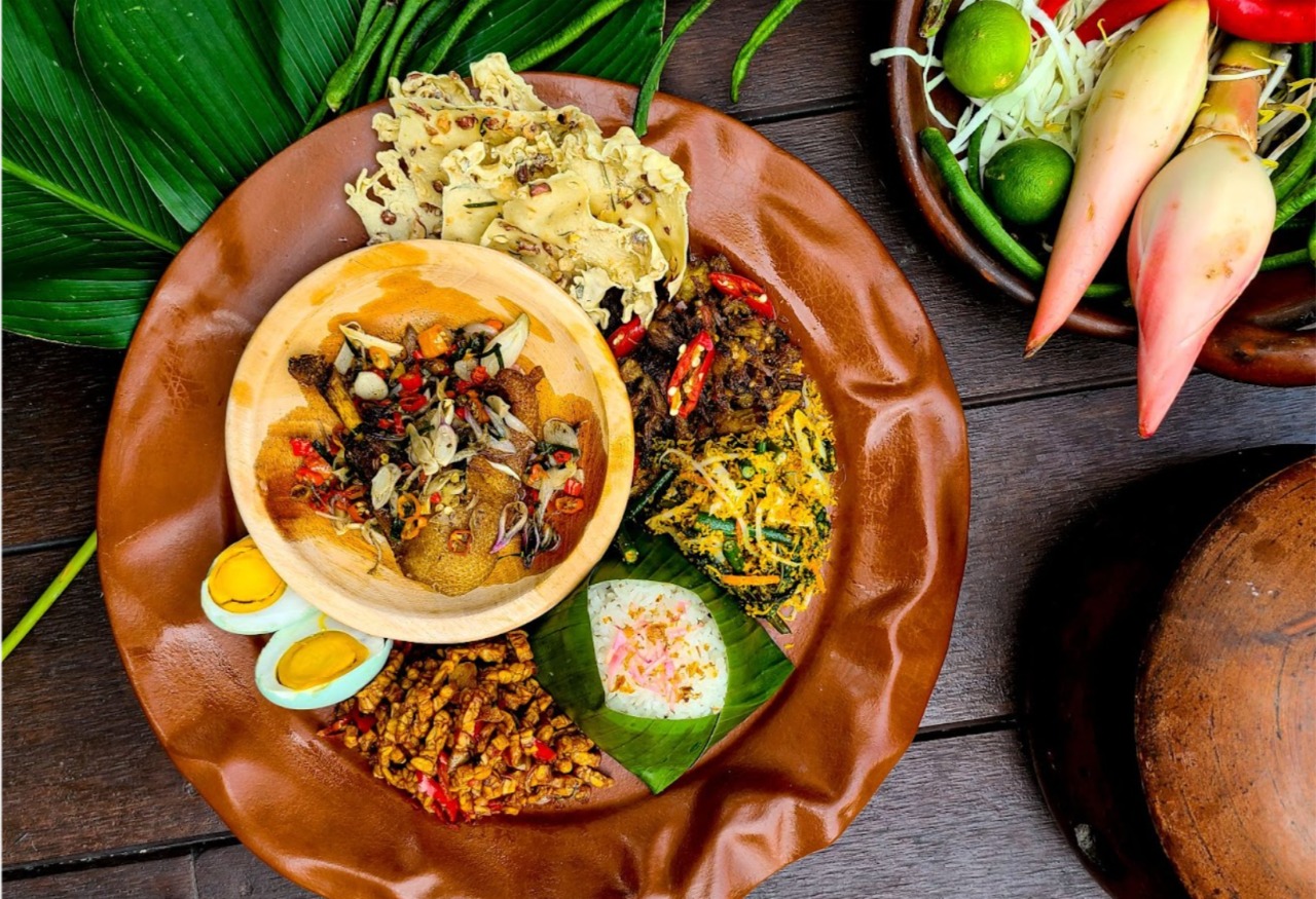 HKR BERSAMA ASTON PRIORITY SIMATUPAN MENGHADIRKAN SAJIAN NASI CAMPUR FAVORIT KHAS BALI "NASI KECOMBRANG BEDUGUL"
