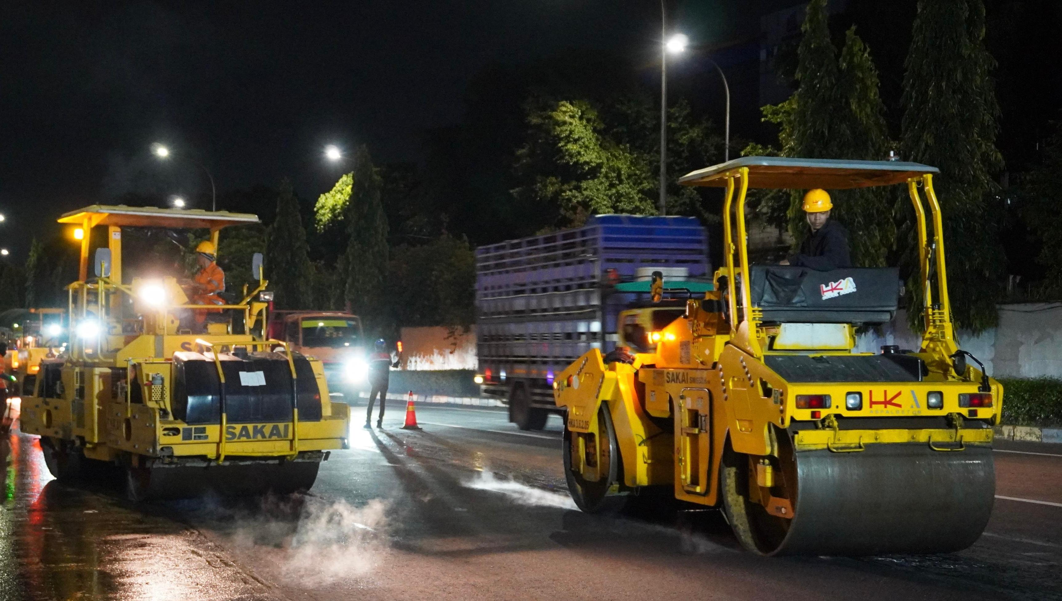 PASTIKAN KENYAMANAN PENGGUNA JALAN, HUTAMA KARYA LAKUKAN PEMELIHARAAN DI TOL JORR-S & ATP