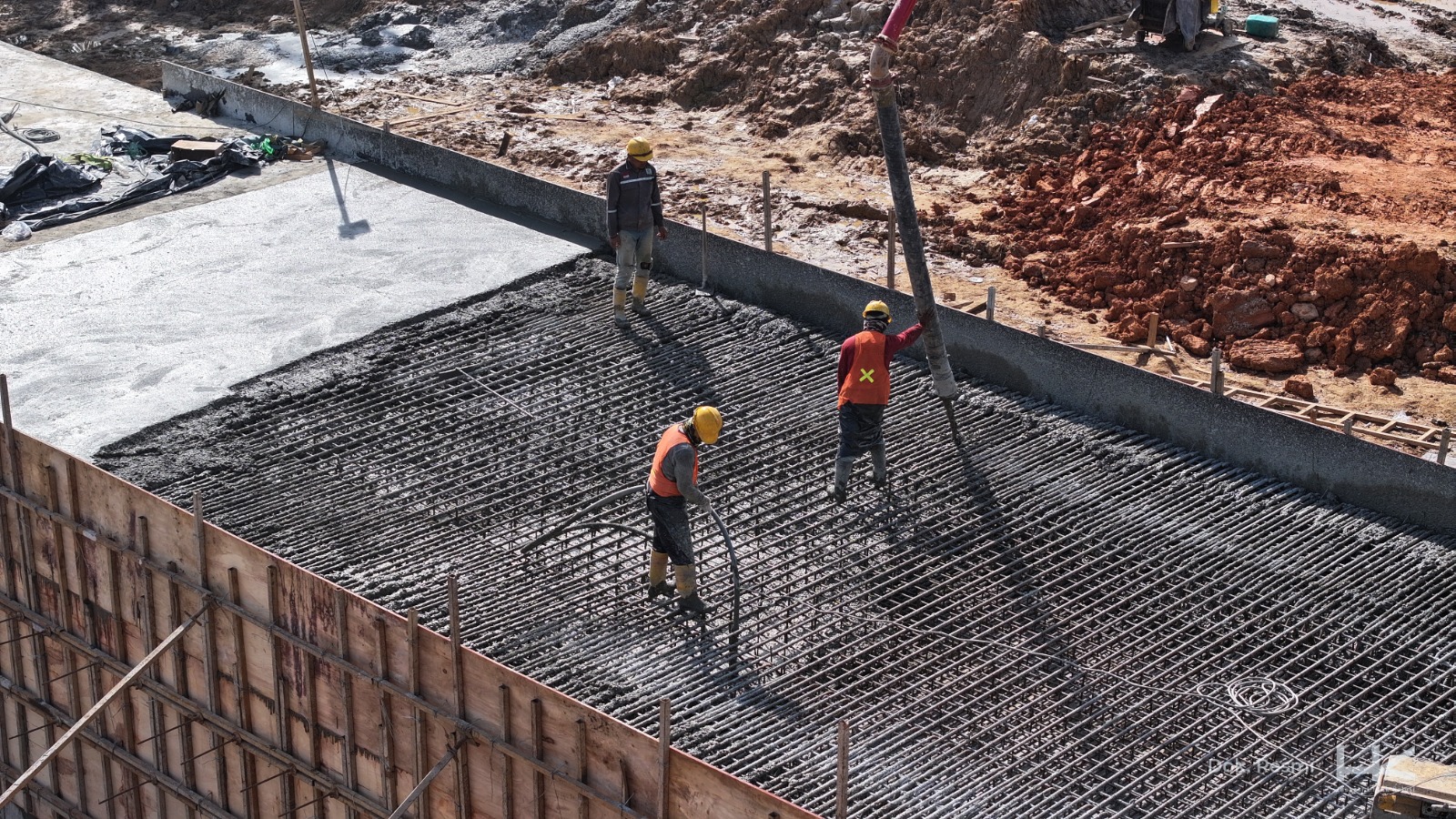 DUKUNG PEMERINTAH, HUTAMA KARYA TINGKATKAN KONEKTIVITAS DAN SERAP RIBUAN PEKERJA DI PROYEK TOL BETUNG-TEMPINO-JAMBI
