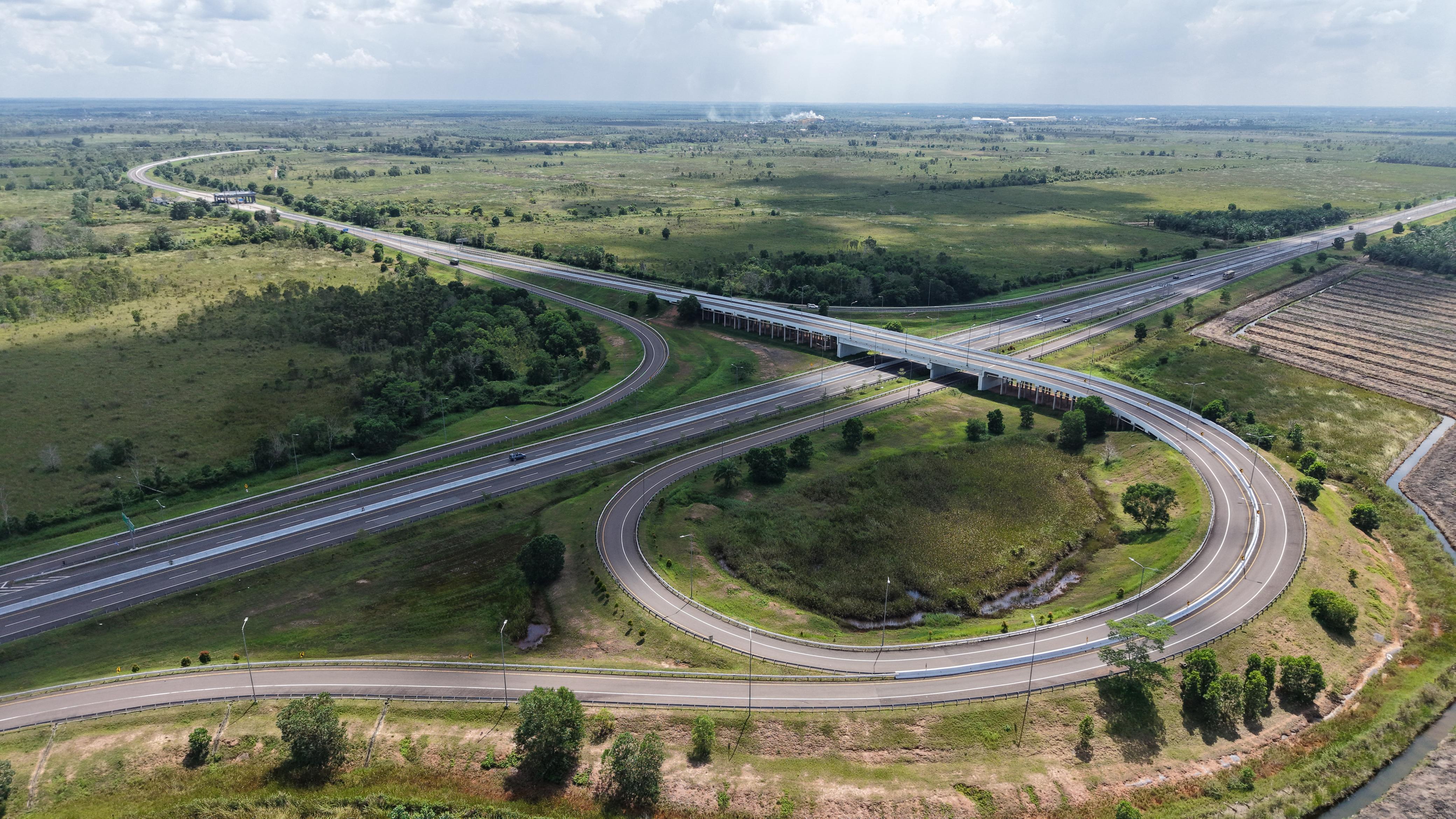 HUTAMA KARYA WUJUDKAN BAKTI TRANSPORTASI UNTUK NEGERI MELALUI TOL TRANS SUMATERA SEBAGAI PENDORONG EKONOMI DAN KONEKTIVI