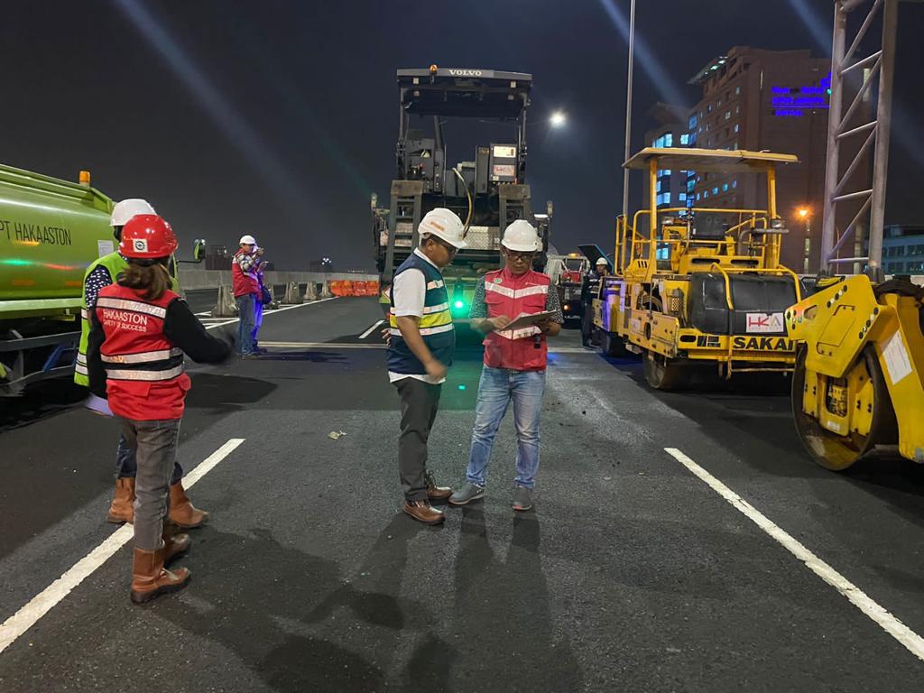 HAKAASTON LAKUKAN PEMELIHARAAN PERIODIK SFO (SCRAPING, FILLING, OVERLAY) PADA RUAS TOL AKSES TANJUNG PRIOK DAN JORR-S