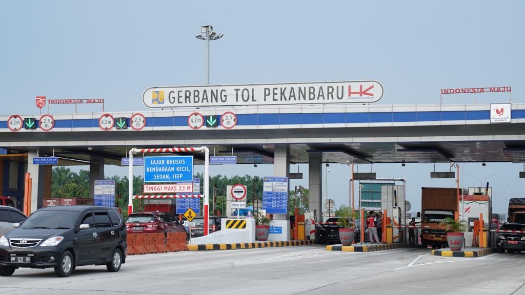 LEBIH DARI 1,2 JT KENDARAAN MELINTAS DI JTTS SELAMA MUDIK NATAL, KEPALA BPJT DAN MANAJEMEN HK PASTIKAN PELAYANAN OPTIMAL