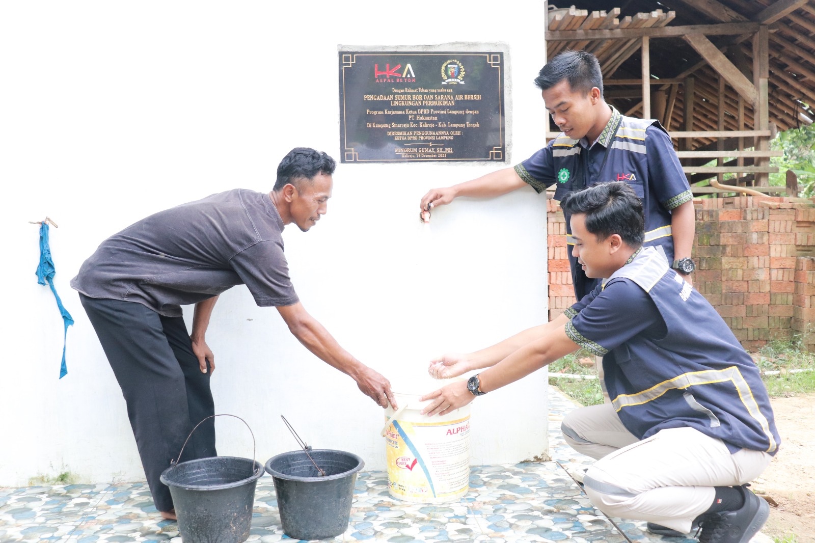 SUMUR BOR BANTUAN HKA TELAH PENUHI KEBUTUHAN AIR BERSIH BAGI 33 KEPALA KELUARGA DI KAMPUNG SINAR REJO, LAMPUNG SELATAN