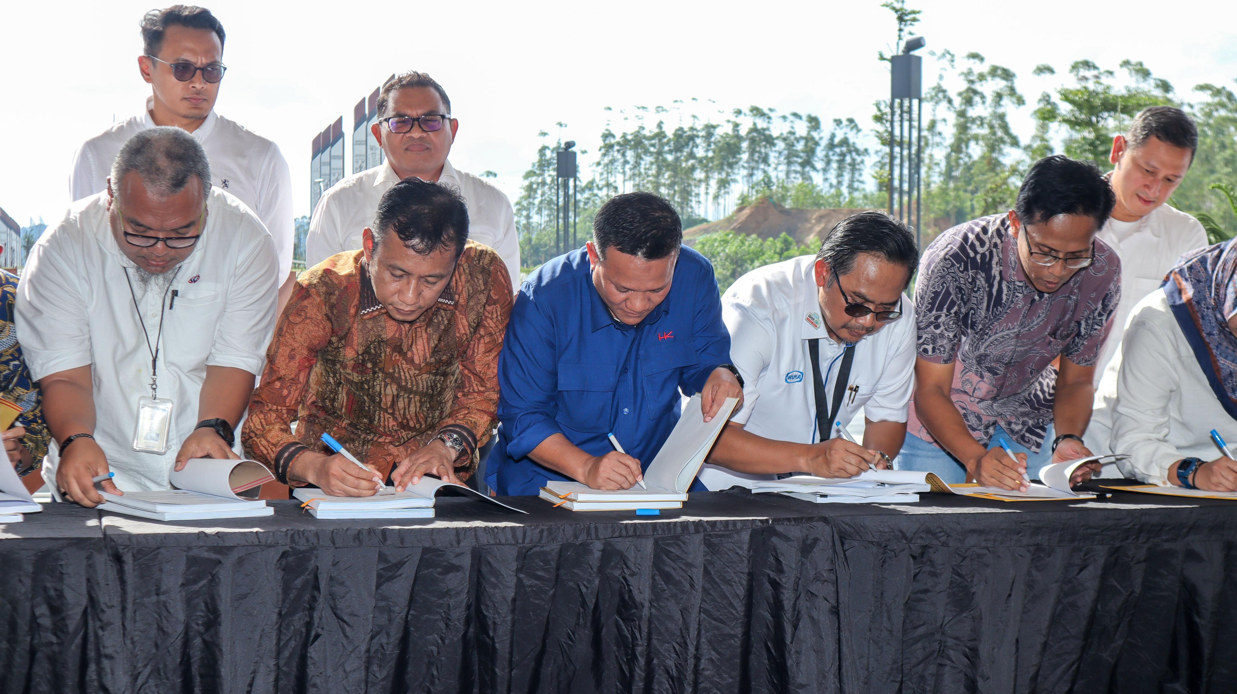RAIH KONTRAK BARU PENINGKATAN KUALITAS JALAN PAKET F, HUTAMA KARYA PERKUAT PORTOFOLIO DI IKN