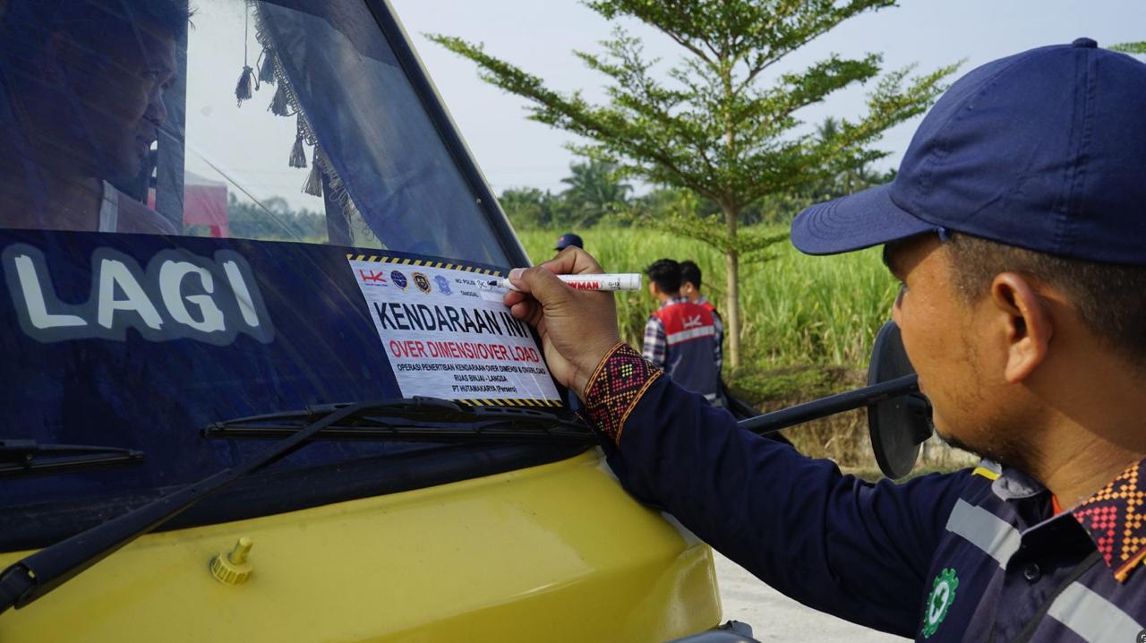 HUTAMA KARYA DAN DISHUB TINDAK 75 TRUK OVER DIMENSION OVER LOADING DI LIMA RUAS TOL