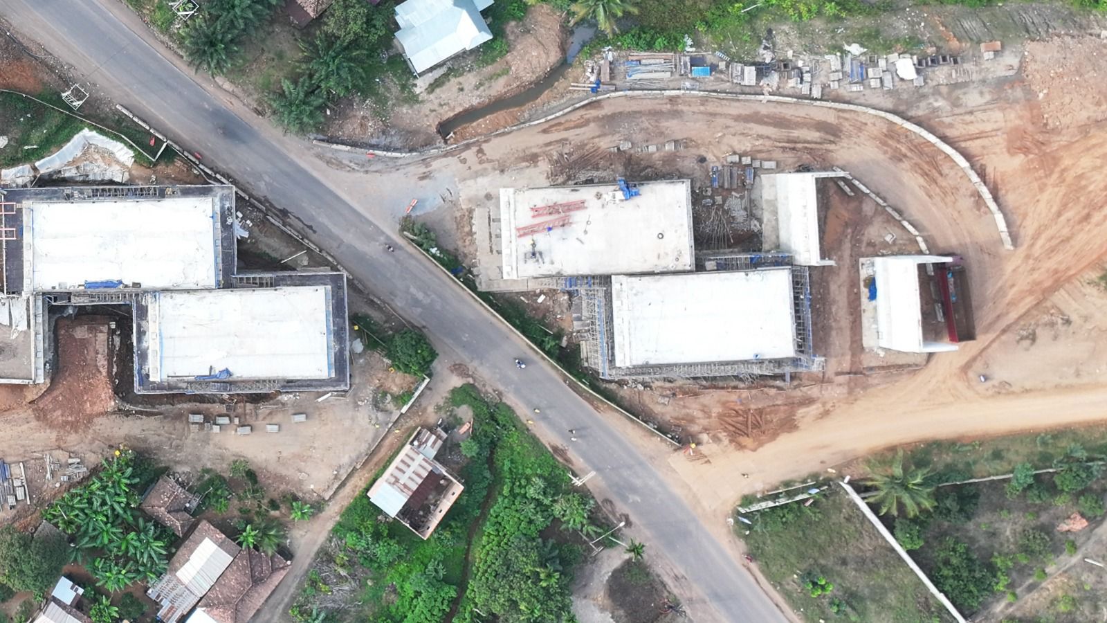 PEKERJAAN OVERPASS TOL PALEMBANG–BETUNG SEKSI 3, DITERAPKAN BUKA-TUTUP DI JALAN NASIONAL SUMSEL KM 69-71