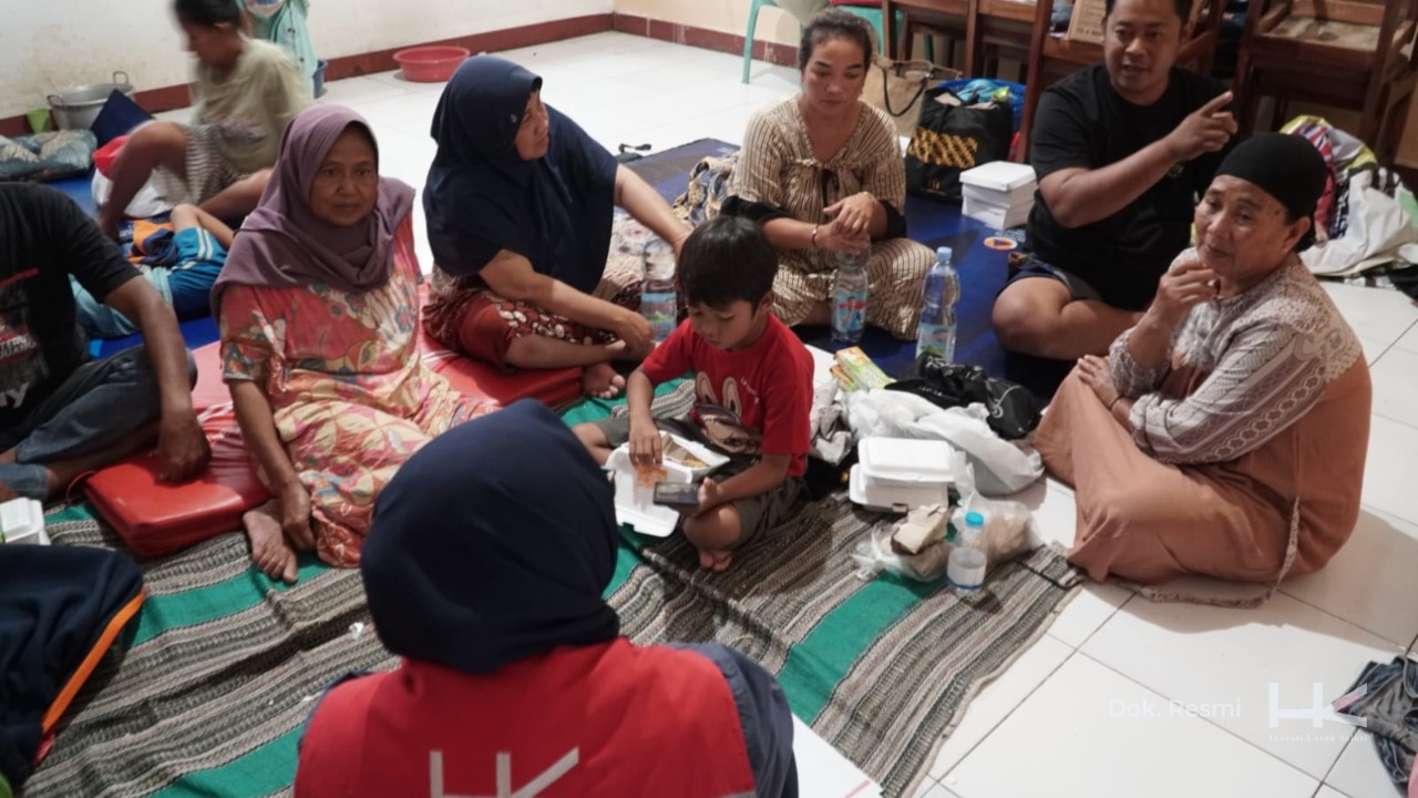 HUTAMA KARYA GRUP SALURKAN BANTUAN TANGGAP DARURAT UNTUK KORBAN BANJIR DAN LONGSOR DI JAWA BARAT