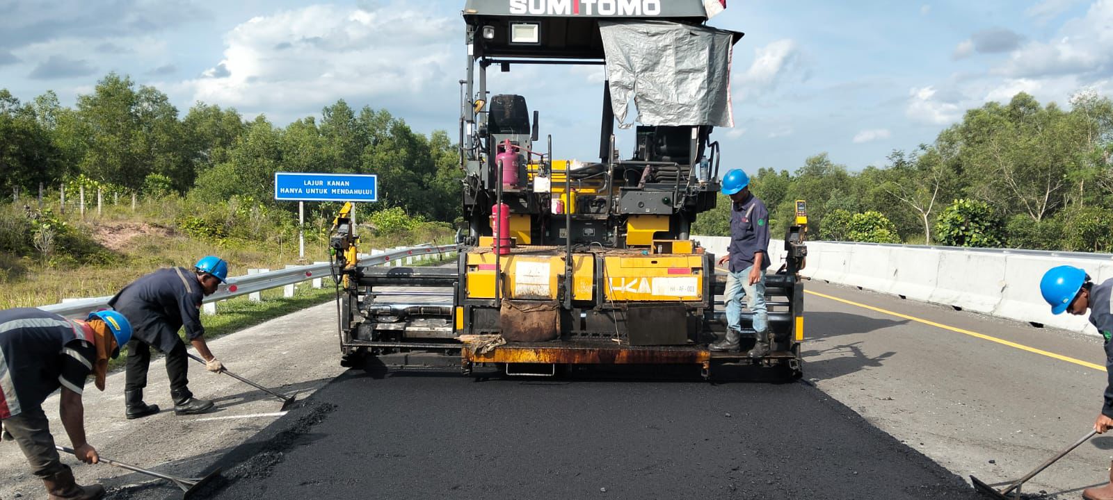 HUTAMA KARYA LAKSANAKAN PEMELIHARAAN RUTIN DI RUAS TOL PEKANBARU–DUMAI, TARGET RAMPUNG SEBELUM LEBARAN
