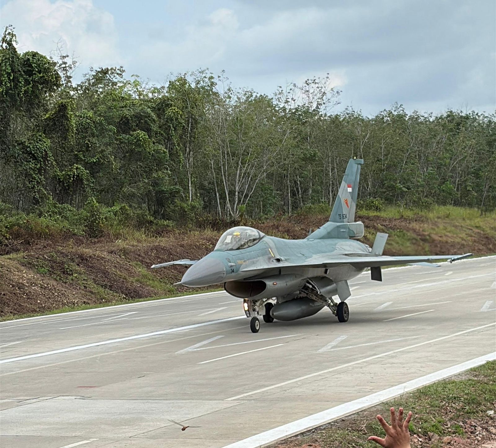 RUAS TOL TERPEKA KEMBALI BEROPERASI, CATATKAN PENDARATAN PESAWAT TEMPUR PERTAMA DI JALAN TOL INDONESIA